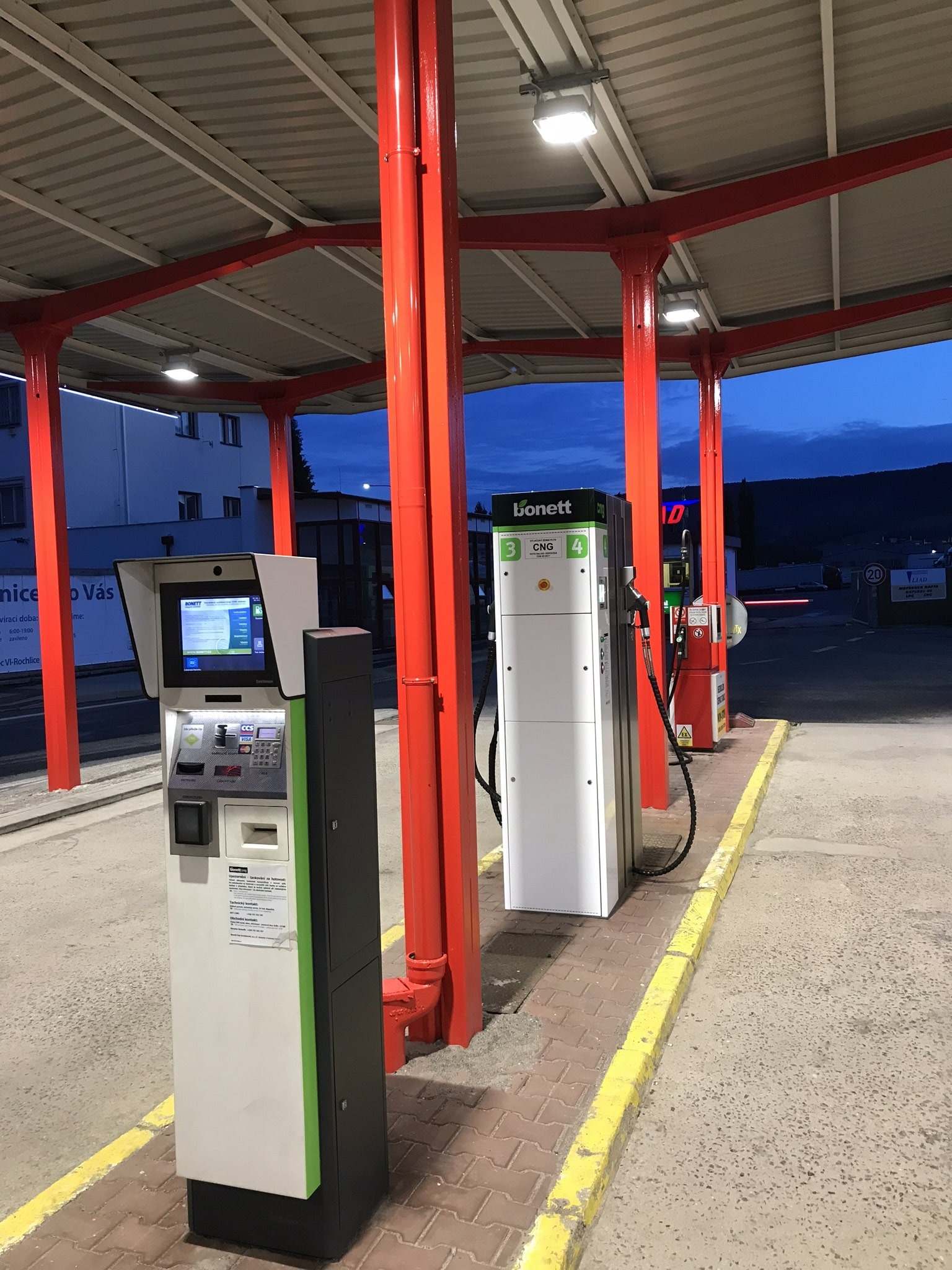 Výdejní stojany a platební terminál na čerpací stanici LIAD